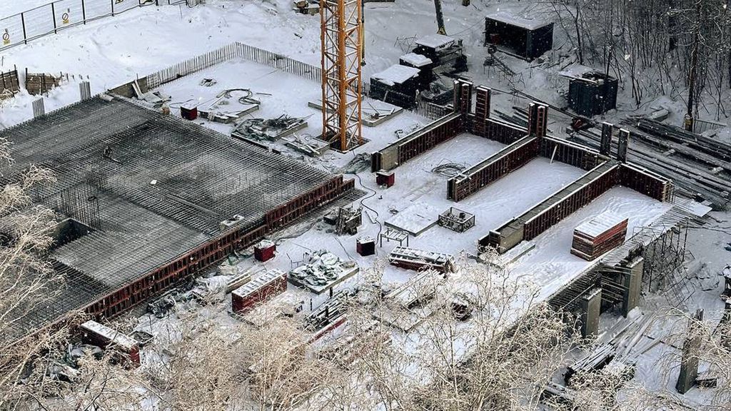 Лежит на стройплощадке кит...